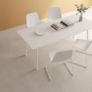 Silla Maarten plástico con base de acero. Mobilario ideal para interiores.