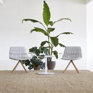 Butaca Maarten en base de madera de Viccarbe. Mobilario moderno interior.