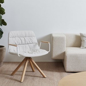 Butaca Maarten en base de madera de Viccarbe. Mobilario moderno interior.