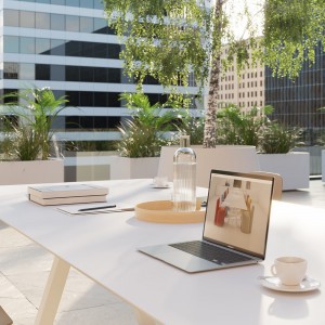 Mesa de madera alta Trestle de Viccarbe. Mobilario para contract y exteriores.