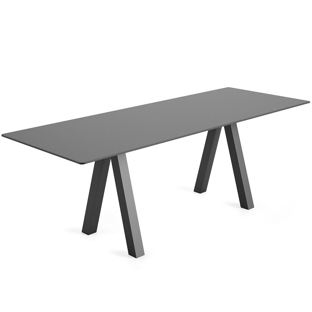 Mesa de madera alta Trestle de Viccarbe. Mobilario para contract y exteriores.