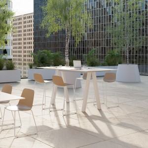 Mesa de madera alta Trestle de Viccarbe. Mobilario para contract y exteriores.