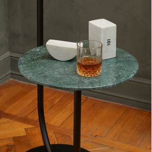 Lámpara de pie Martinique de Contardi con un diseño único, moderno y elegante.