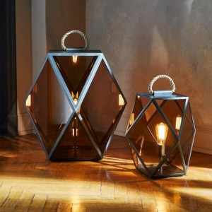 Lámpara de suelo Muse Lantern de Contardi con diseño elegante, vanguardista y moderno.