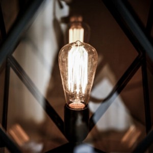 Lámpara de suelo Muse Lantern de Contardi con diseño elegante, vanguardista y moderno.