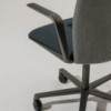 Silla Kinesit Met Arper. Sillas giratorias con ruedas de oficina.