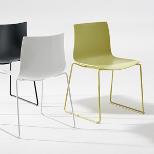 Silla Catifa 46 polipropileno patín Arper. Silla moderna para contract.