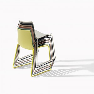 Silla Catifa 46 polipropileno patín Arper. Silla moderna para contract.