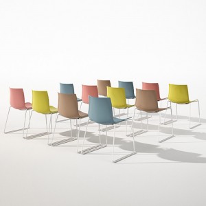 Silla Catifa 46 polipropileno patín Arper. Silla moderna para contract.