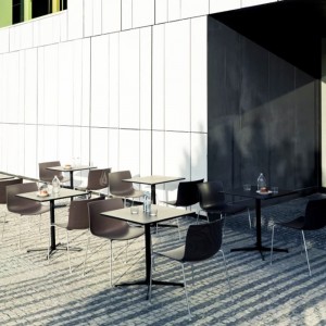 Silla Catifa 53 polipropileno patas Arper. Silla para interior y exterior.