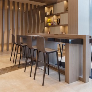 Taburete Aava tapizado madera Arper. Diseño ideal para espacios contract.
