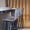 Taburete Aava tapizado madera Arper. Diseño ideal para espacios contract.