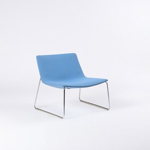 Butaca Catifa 60 Lounge tapizada patín Arper. Ideal para interiores.