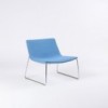 Butaca Catifa 60 Lounge tapizada patín Arper. Ideal para interiores.