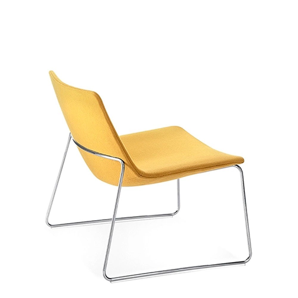 Butaca Catifa 60 Lounge tapizada patín Arper. Ideal para interiores.