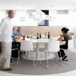 Silla Catifa 46 polipropileno patín Arper. Silla moderna para contract.