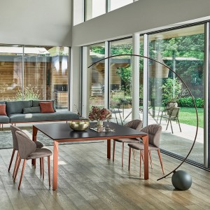 Mesa Mirage con sobre de marmol o cerámica de Bontempi. Mesa de diseño italiano.