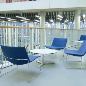 Butaca Catifa 60 Lounge tapizada patín Arper. Ideal para interiores.