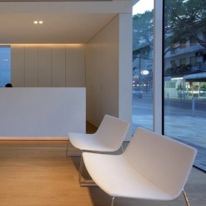 Butaca Catifa 60 Lounge tapizada patín Arper. Ideal para interiores.