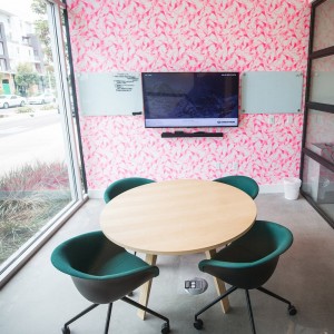 Silla Duna 02 ruedas Arper. Diseño moderno para hogar y contract.