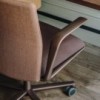 Silla Kinesit Met Arper. Sillas giratorias con ruedas de oficina.