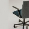 Silla Kinesit Met Arper. Sillas giratorias con ruedas de oficina.