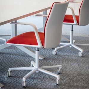 Silla Kinesit tapizada ruedas Arper. Sillas giratorias con ruedas de oficina.