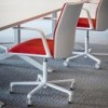 Silla Kinesit tapizada ruedas Arper. Sillas giratorias con ruedas de oficina.
