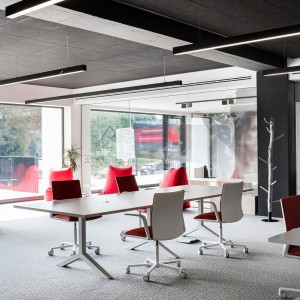 Silla Kinesit tapizada ruedas Arper. Sillas giratorias con ruedas de oficina.