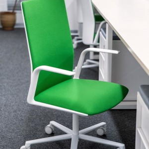 Silla Kinesit tapizada ruedas Arper. Sillas giratorias con ruedas de oficina.