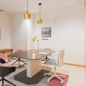 Silla Kinesit tapizada ruedas Arper. Sillas giratorias con ruedas de oficina.