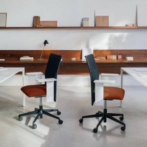 Silla Planesit Arper. Sillas giratorias con ruedas de oficina.