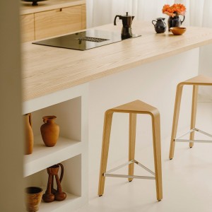 Taburete Ply de Arper. Taburetes contract de madera para interiores.