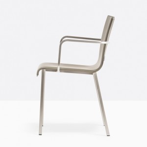 Sillón Kuadra XL 2462 de Pedrali. Sillas de diseño. Sillas con brazos tapizadas.