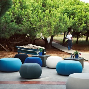 Puff Pix Outdoor Arper. Diseño para terrazas o jardines tapizado.