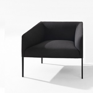 Sillón Saari ancho metal Arper. Amplio diseño moderno de mueble para salón.