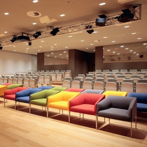 Sillón Saari ancho metal Arper. Amplio diseño moderno de mueble para salón.