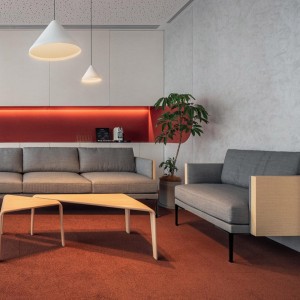 Sofá Steeve madera tapizado Arper. Diseño moderno para ambientes contract.