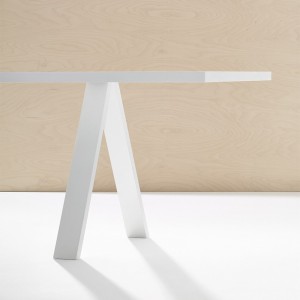 Mesa Cross Arper. Mesas fijas modernas ideales para oficina y hogar.