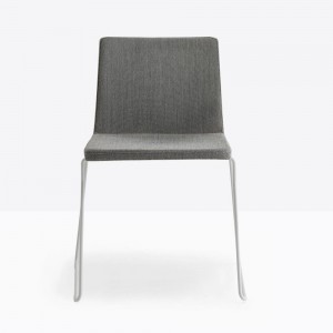 Silla Osaka 5724 de Pedrali. Sillas de diseño. Sillas tapizadas contract.