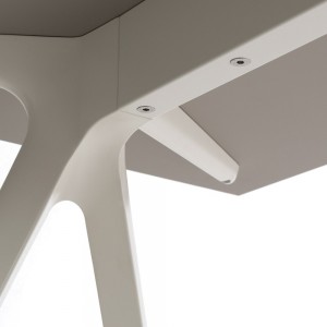 Mesa Baguette Fenix Magis. Mesa de diseño moderno para oficinas y estudios.