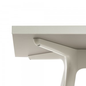 Mesa Baguette Fenix Magis. Mesa de diseño moderno para oficinas y estudios.