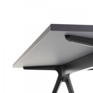 Mesa Baguette Fenix Magis. Mesa de diseño moderno para oficinas y estudios.