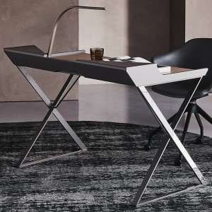 Escritorio Qwerty de Cattelan Italia. Escritorio de diseño moderno en acero.