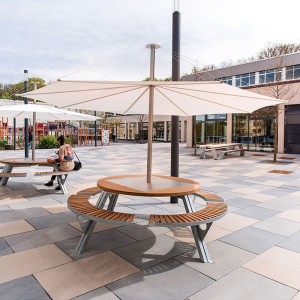 Mesa terraza con bancos Gargantua de Extremis. Mueble de exterior.