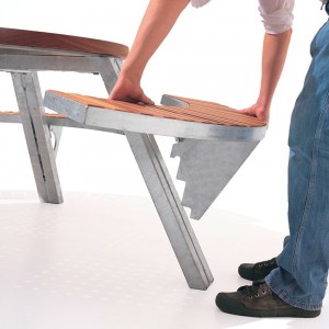 Mesa terraza con bancos Gargantua de Extremis. Mueble de exterior.