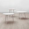 Mesa de comedor Loop Stand Round Oferta de Hay con un diseño elegante y moderno.