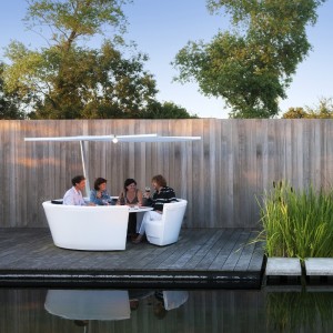 Mesa-Sofá Kosmos Extremis. Mueble de exterior de diseño original.