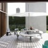 Mesa terraza con bancos Gargantua de Extremis. Mueble de exterior.