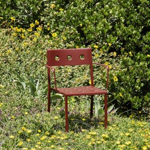Sillón Balcony de Hay ideal para espacios exteriores modernos.